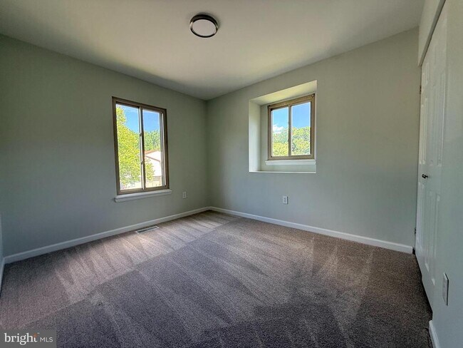 Building Photo - 47 King Henry Cir