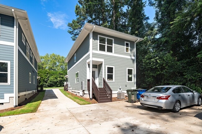 Building Photo - 1721 Crest Rd