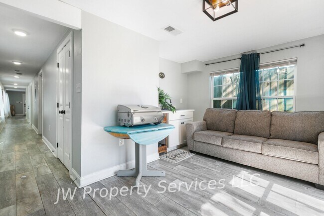 Building Photo - Stunning 3BR/3BA Home Near Downtown – Furnished or Unfurnished Options Available