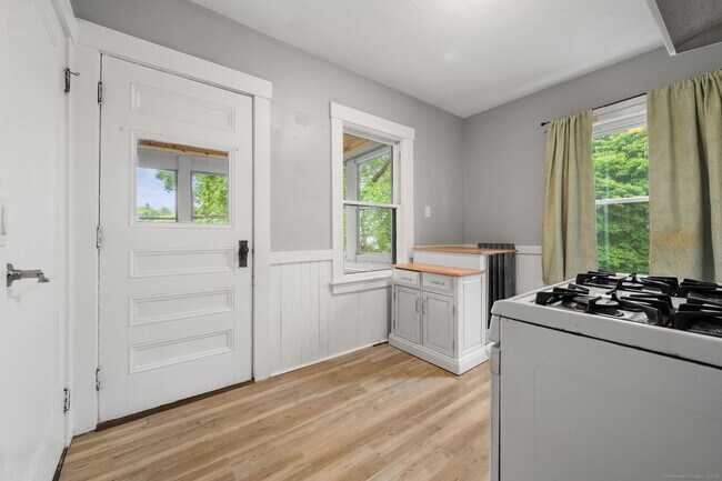 Building Photo - 23 Spicer Ave