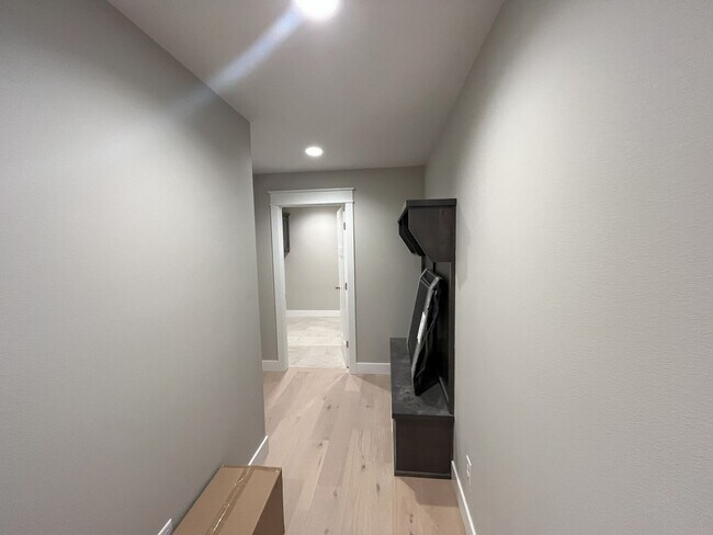 Building Photo - Beautiful, nearly-new 4 bedroom, 2 bath home on a cul-de-sac in the exclusive Lion's Gate neighbo...