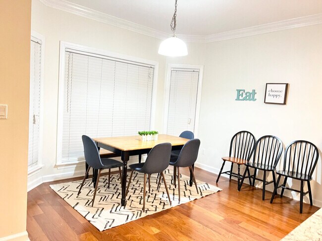 Building Photo - 2330 Evergreen Ln