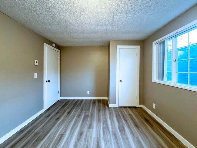 Building Photo - 1117-B W 6th Ave