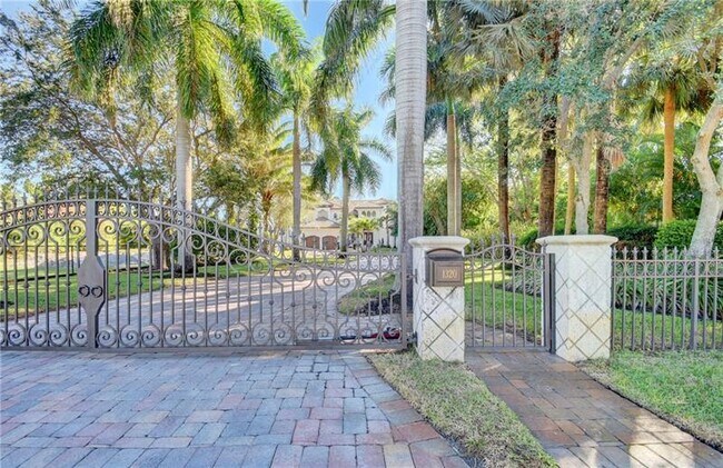 Building Photo - 1320 S Lakeside Dr