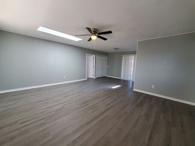 Building Photo - Charming 4 bedroom, 2 bath home AVAILABLE NOW!