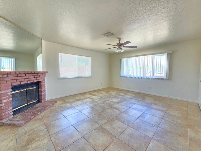 Building Photo - For Rent in California City – 3 Bed / 2 Ba...