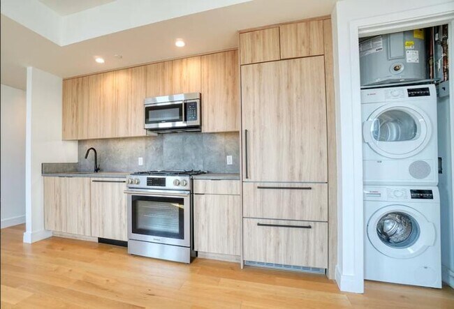 Building Photo - 1 bedroom in LONG ISLAND CITY NY 11101