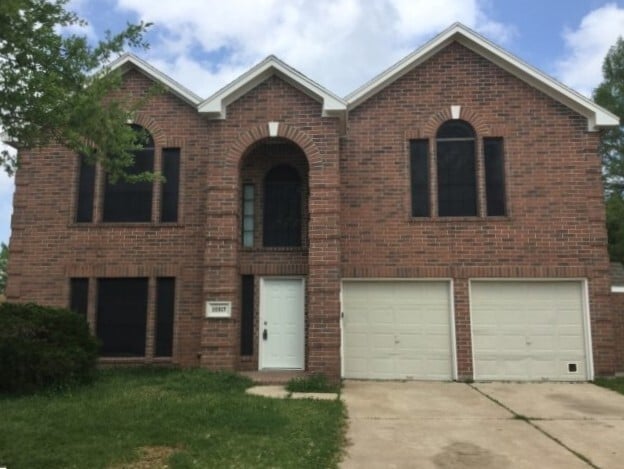Building Photo - 10917 Spruce Dr N