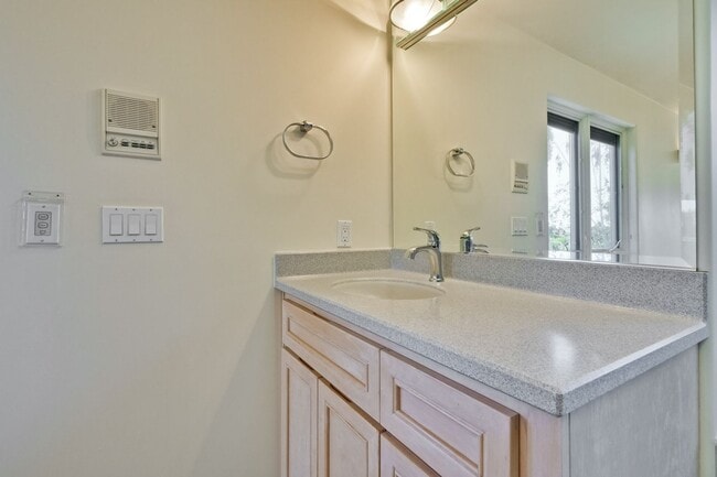 Building Photo - Large 3,767 sqft home on a 10,000 sqft lot- 2 bed located on 1st floor w/ separate entrance - Top...