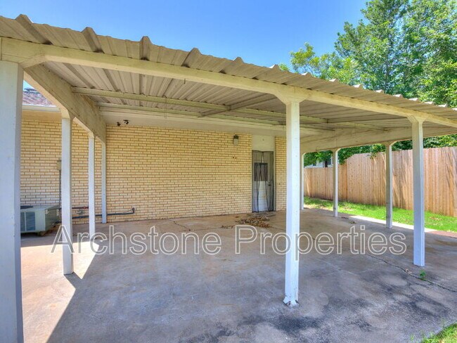 Building Photo - 3121 Lakeside Dr