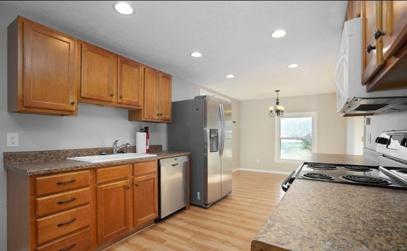 Kitchen & dining room - 2811 3 Mile Rd NE