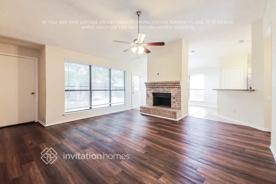 Building Photo - 2317 Lakeshore Ln