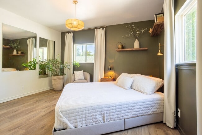 Building Photo - Ultra Unique Chico Tree House in The Avenues