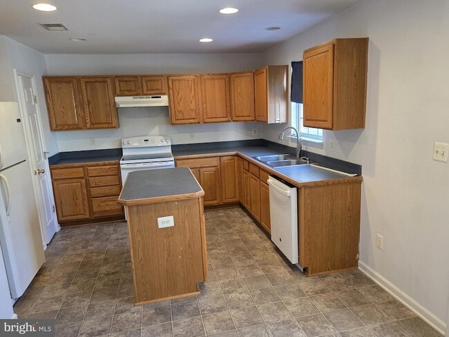Building Photo - 404 Pendleton Ln