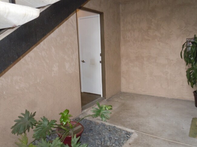 Building Photo - Excellent 2 bedroom 2 bathroom single story condo with private backyard.