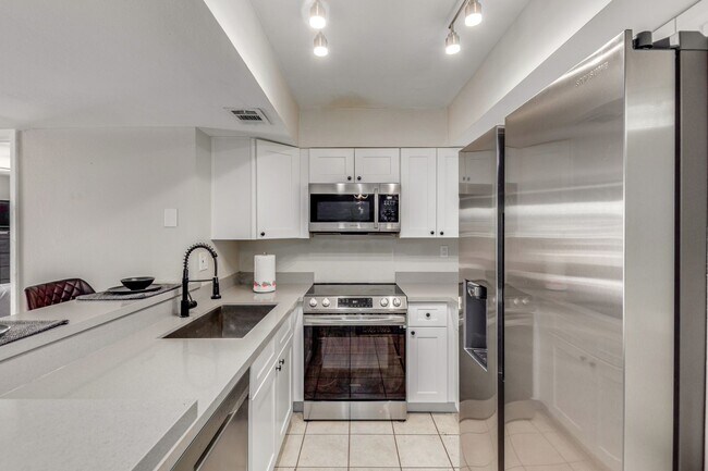 Building Photo - BEAUTIFUL AND SPACIOUS 1ST FLOOR MESA CONDO!