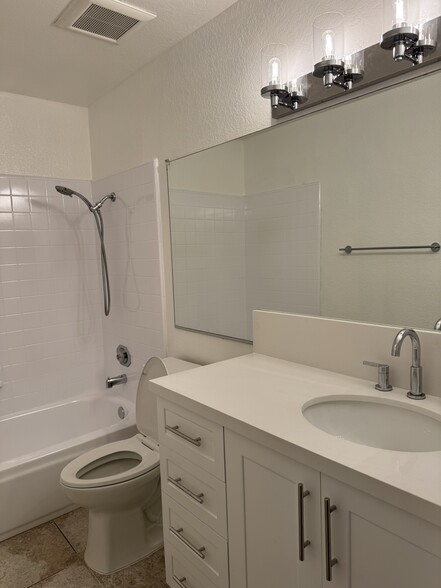 Main bathroom - 8722 Beckenham Ln