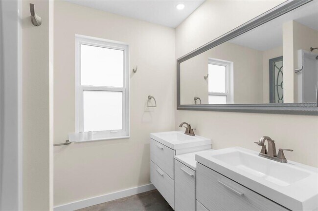 Building Photo - 4250 Marlowe Dr