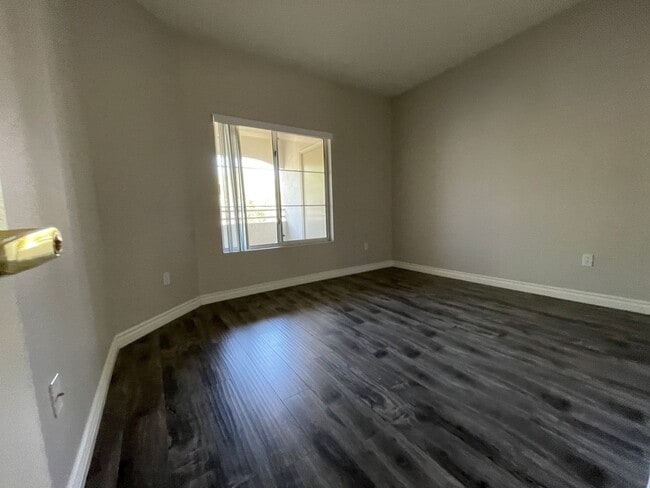 Building Photo - 2 Bedroom Summerlin Condo - Gated community