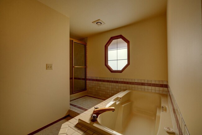 Building Photo - 5Bd/2.5Ba Bellevue Home