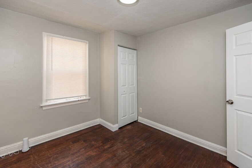 Building Photo - 320 Henquin Dr