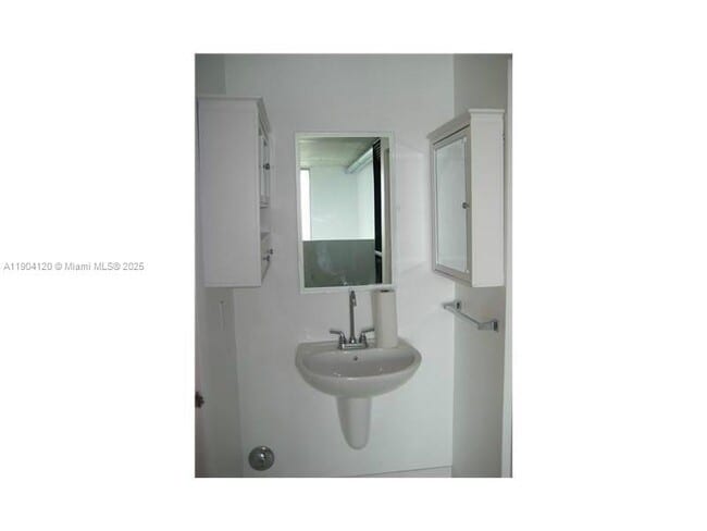 Building Photo - 690 SW 1st Ct