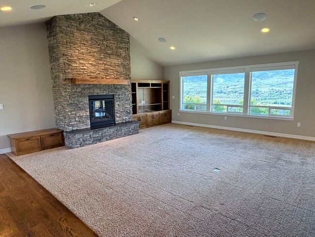 Building Photo - Luxury, golf course living with VIEWS! 3+ bed, 3 bath, three car garage and so much more!