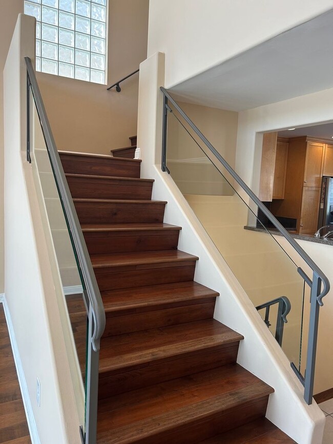 Building Photo - Amazing 3 story free standing contemporary house with terrific ocean views in Playa Del Rey