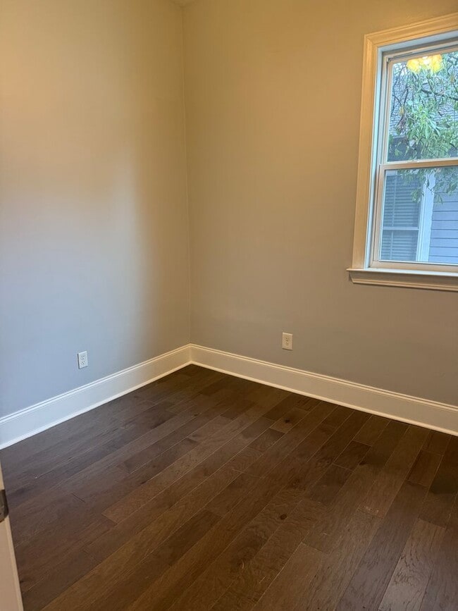 Building Photo - Beautiful 3 Bedroom