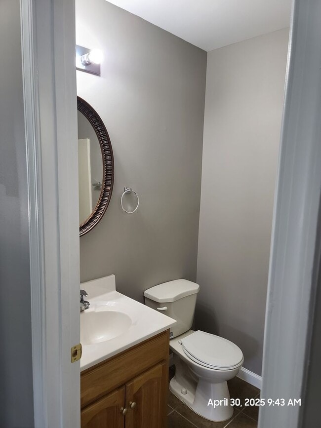 Building Photo - End Unit Town Home in Waynesboro, PA!