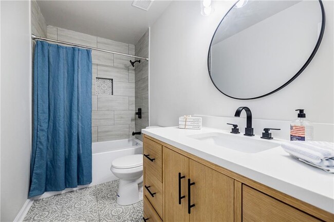 Building Photo - 5195 Hillcrest Glenn Dr