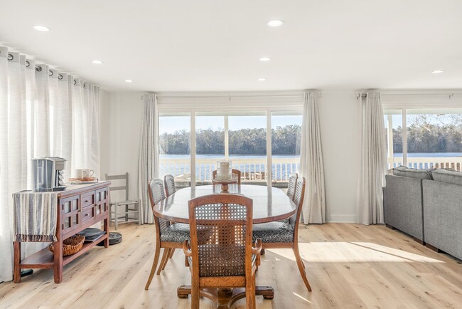 Building Photo - Lake Talquin - LAKEFRONT- Furnished 3 bedr...