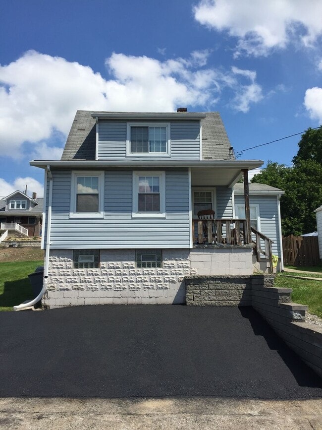 Primary Photo - 3 Bedroom Single Family House