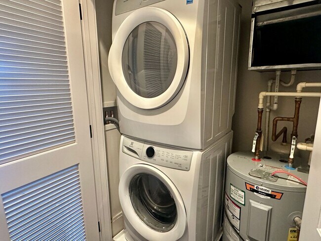 Building Photo - 2 Bedroom 2.5 Bathroom Penthouse with Park...