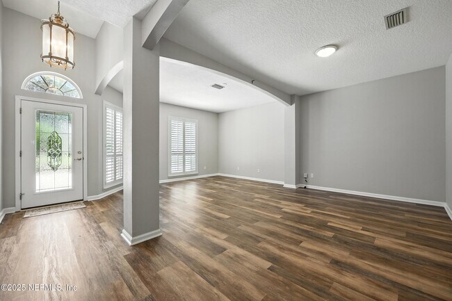 Building Photo - 4565 E Seneca Dr