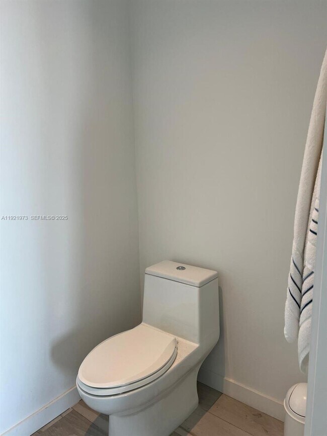 Building Photo - 480 NE 31st St