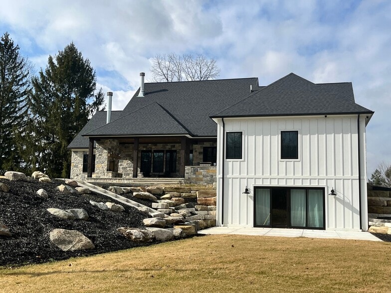 Building Photo - 18601 E River Rd