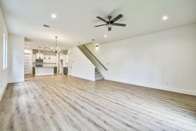 Building Photo - Luxury Living Redefined in the Heart of Fort Worth.