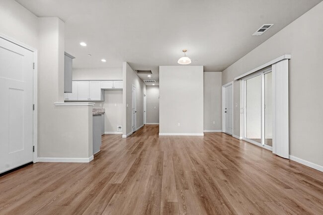 Building Photo - Wood Ranch Duplex 519
