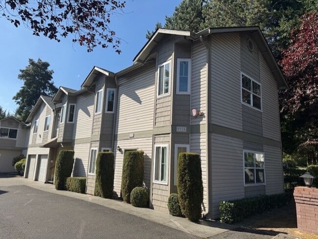 Primary Photo - CHARMING 2 BED, 2 BATH KIRKLAND TOWNHOME W...