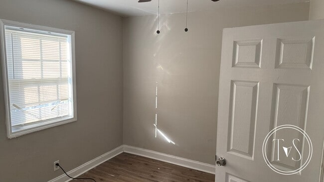 Building Photo - RATE DROP ALERT! (was $1600/month) and WINTER MOVE-IN SPECIAL: $750 OFF 1st MONTH'S RENT!**