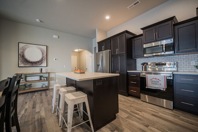 Building Photo - Quiet, clean and peaceful! Welcome home!