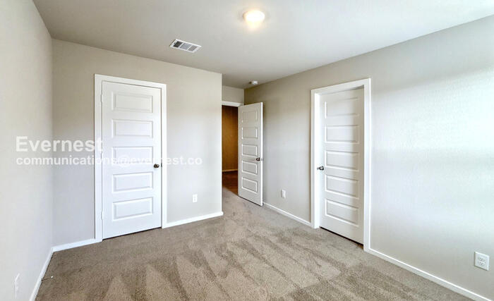 Building Photo - 5923 Hollyhock Ln