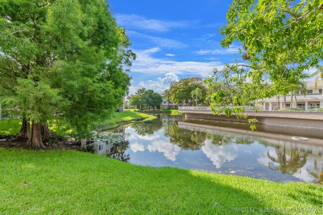 Building Photo - 9855 Westview Dr