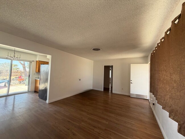 Building Photo - 3 Bedroom 1 Bathroom House with Spacious Bedrooms and Fenced Backyard