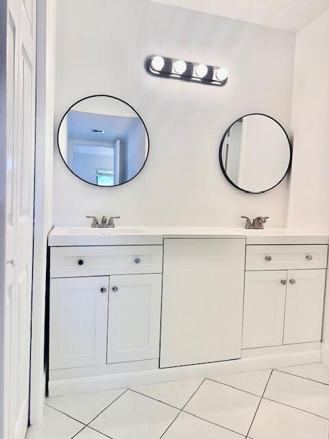 Building Photo - 16206 Laurel Dr