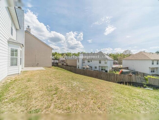 Building Photo - Spacious 4 bedroom 2.5 bath