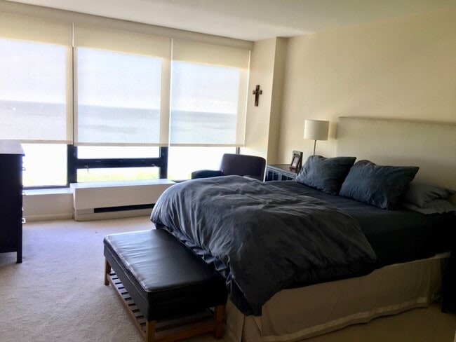 Building Photo - 5445 N Sheridan Rd