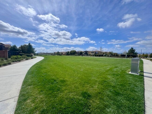 Building Photo - Elegant 4 Bedroom, 4.5 Bathroom Home with ...