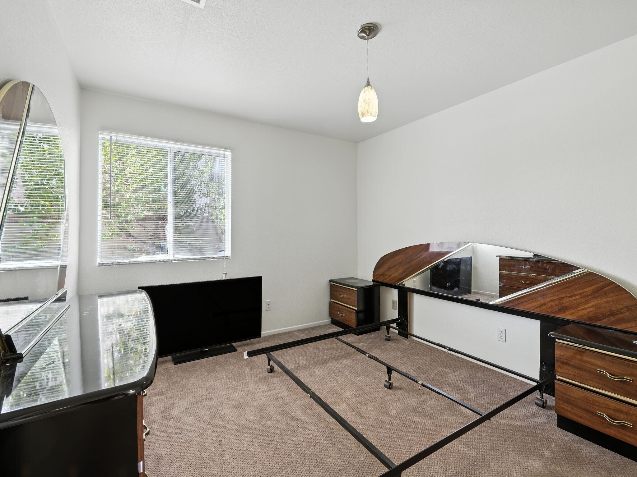 Building Photo - 44131 Sunmist Ct